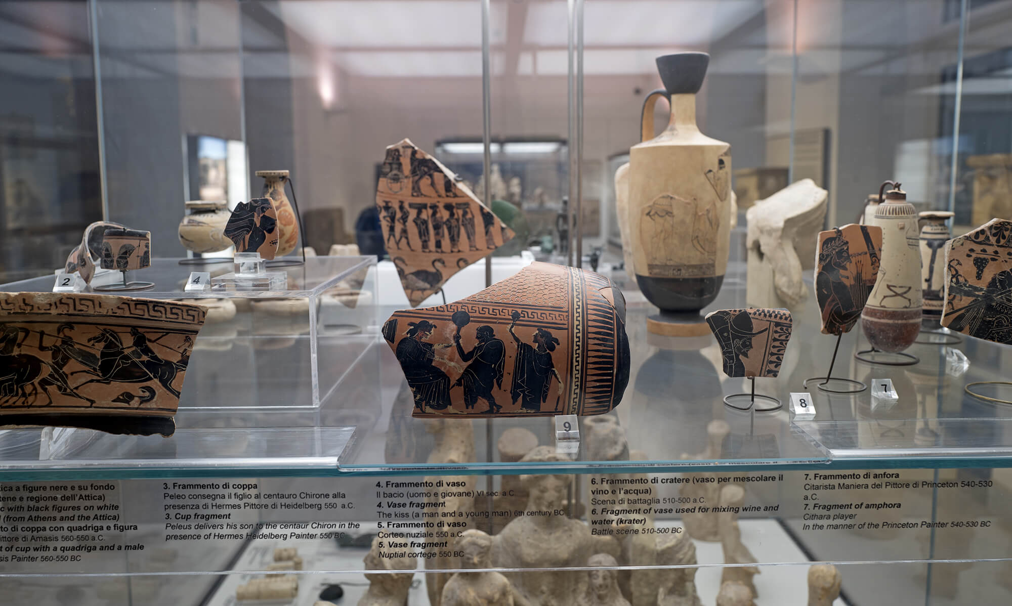 Artefactos de cer&aacute;mica expuestos en un museo