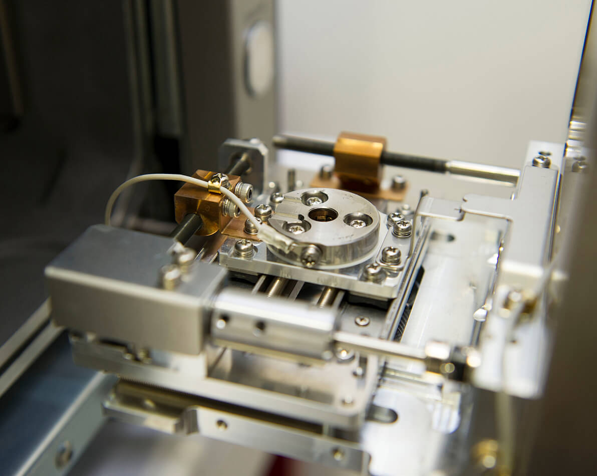 Scientific instrument used for the characterization of quartz crystals via ERDA and RBS analysis