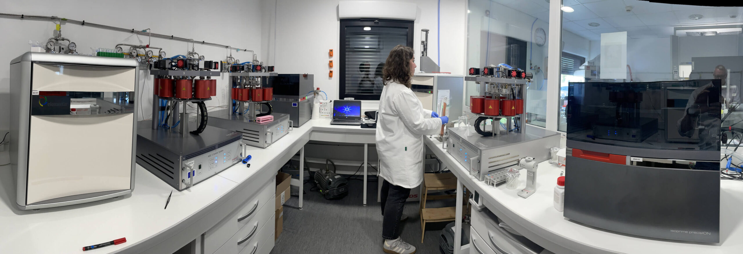 Graphitization system for isotope analysis of archaeological samples