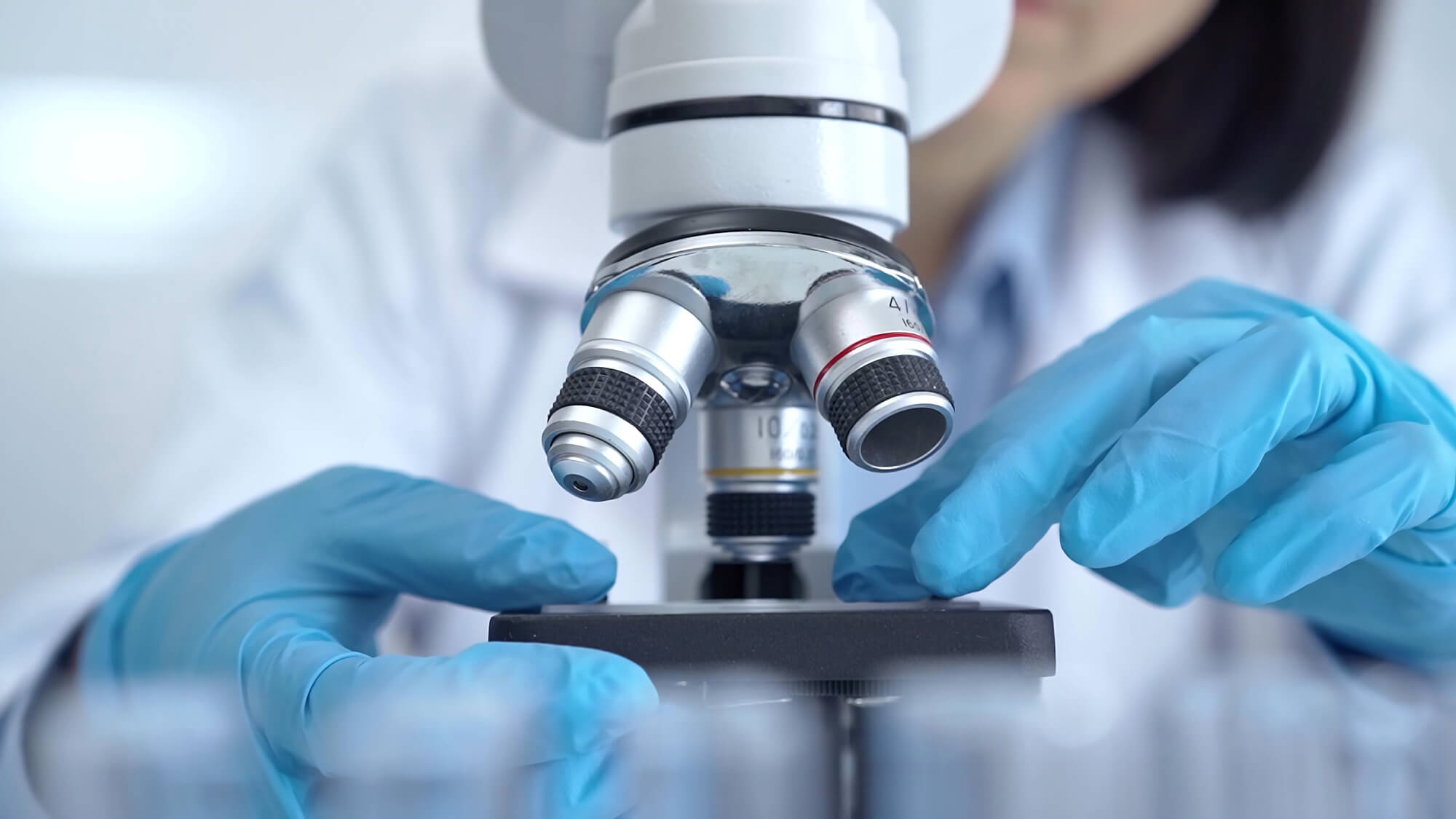 Microscopic analysis of samples for the identification of organic residues in laboratory research